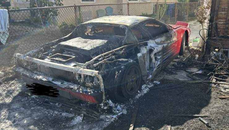 Ferrari Testarossa bruciata ma cosa é successo