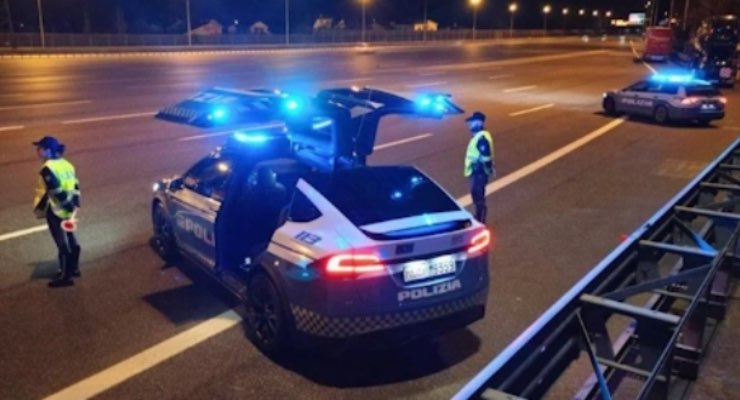 Polizia controlli posto di blocco sorpasso auto