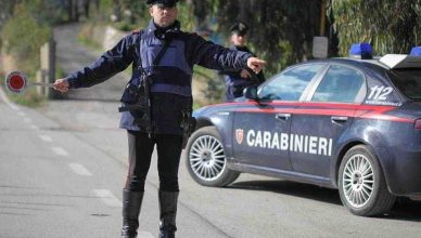 Carabinieri lo fermano strada