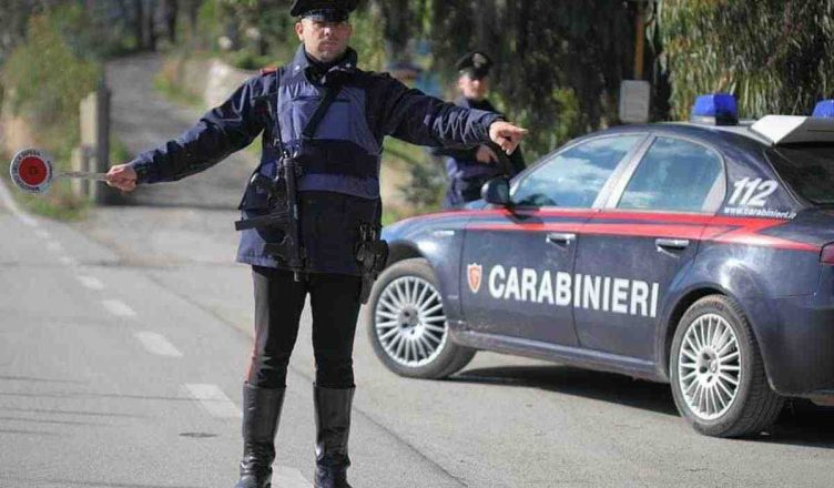 Carabinieri lo fermano strada