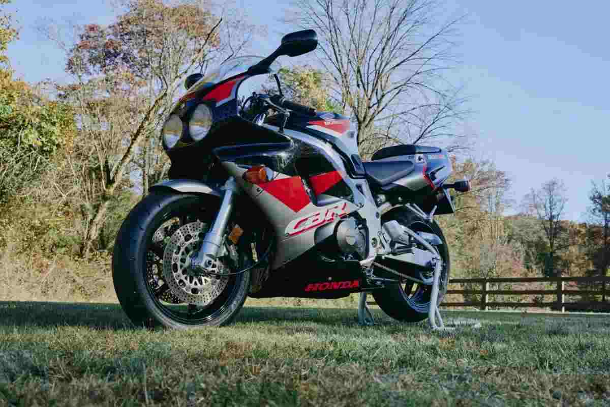 Honda CBR 900 RR 30 anni in garage quanto costa ora