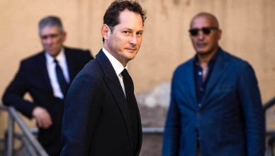 John Elkann che auto guida