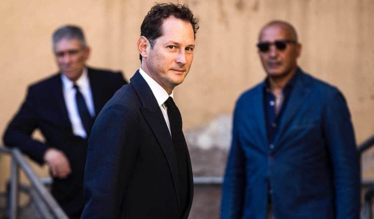 John Elkann che auto guida