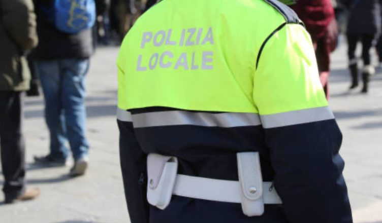 Polizia multa comportamento incivile italia