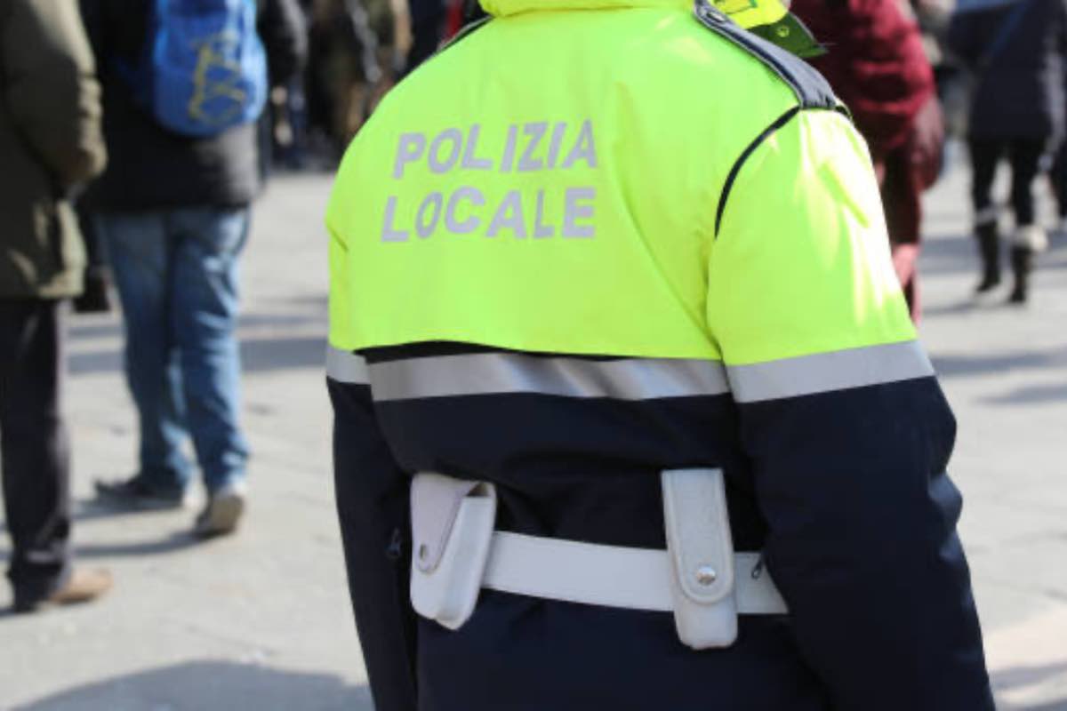 Polizia multa comportamento incivile italia